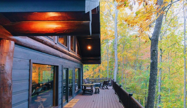 Must-Know Perks: Private hot tub + relaxing soaking tub Luxurious king bed in a cozy, intimate space Peaceful wooded setting near the Smoky Mountains