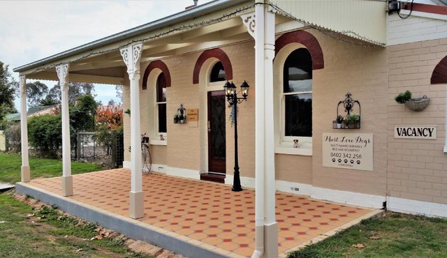 Must Love Dogs B&B & Self Contained Cottage