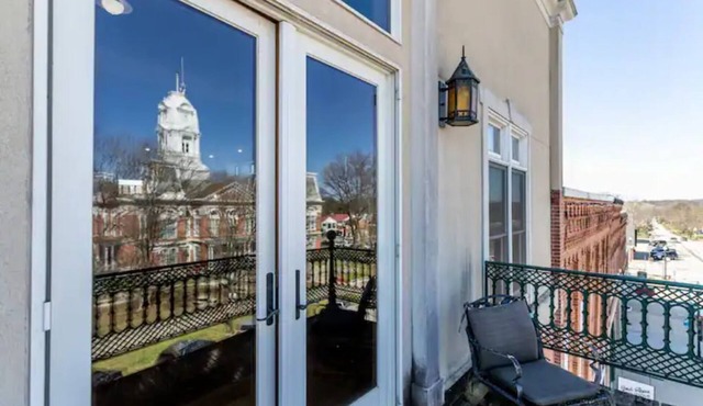 Must see! Stunning Penthouse in heart of downtown