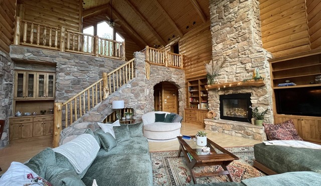 Must Stay- Gorgeous Secluded Log Cabin! (15 min from downtown)