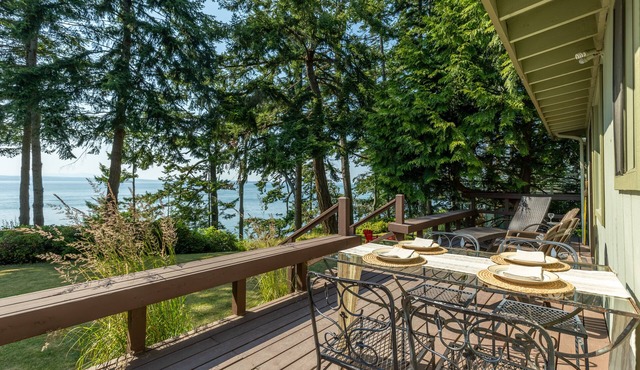 Mutiny Bay Waterfront Cabin by AvantStay | Views