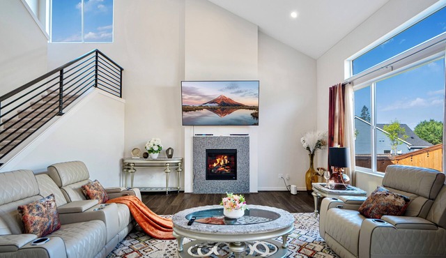 MV11: Designer Villa: 2 BRs en-suite on main floor. Fenced yard, covered patio