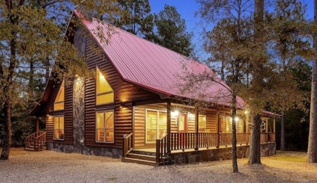 My Best Friend's Cabin: 2 BR + Loft Game Room, 2 Bath, Sleeps 8