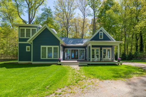 My Blue Haven - Shared lake access across the street! Glamorous home!