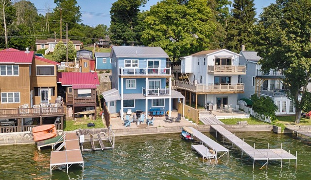 My Blue Heaven: Pet Friendly + Lakeside + Game Room!