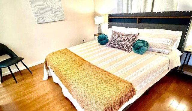 My Charming Home, Cozy, in the Heart of West Side
