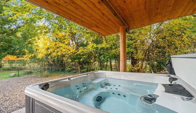 My Green Acres -Relaxing Retreat w/Steam Shower, Jacuzzi & Outdoor Space