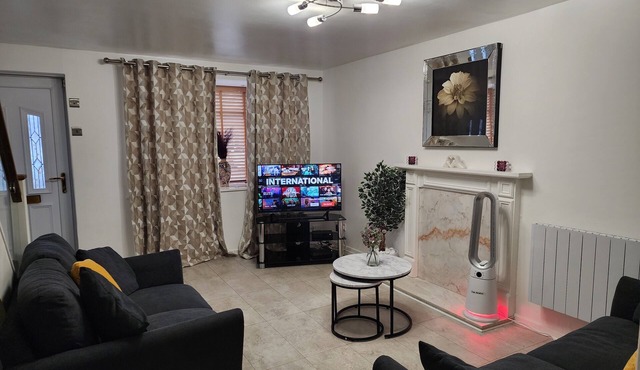 My Holiday Home - 2 Bed House - Free parking