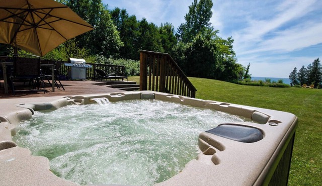 My Lake Paradise Lakefront Hottub