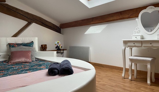 My Love Room with private whirlpool & romantic decor by BoookingFuté