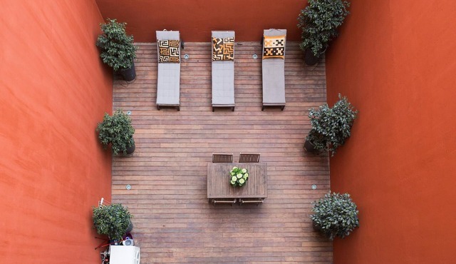 My Space Barcelona 6 Apart. to have 48 people around the Triunfo Arco