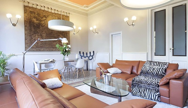 My Space Barcelona Near La Pedrera, 2 apartments for up to 14 pax