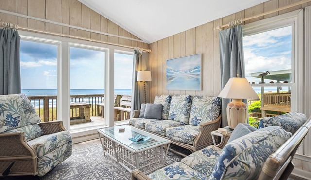 My Two Gulls: Oceanfront Home on Island's West End with Great Views