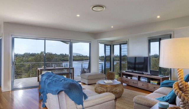 Myall River Magic - well-appointed townhouse overlooking the Myall River