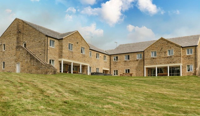 MYDDELTON GRANGE, pet friendly, with hot tub in Ilkley
