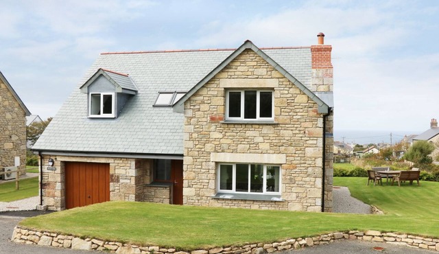 MYLES VIEW, pet friendly, country holiday cottage in Pendeen