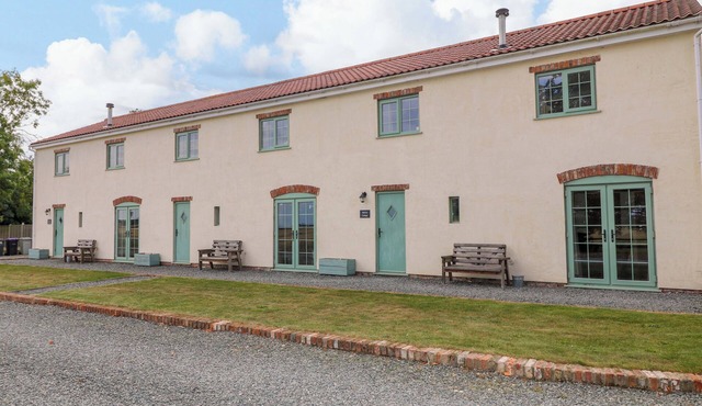 MYLO'S COTTAGE, family friendly, with open fire in Boston