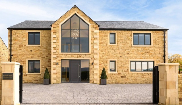 MYLSTONE HOUSE, family friendly, with hot tub in Langho, Lancashire