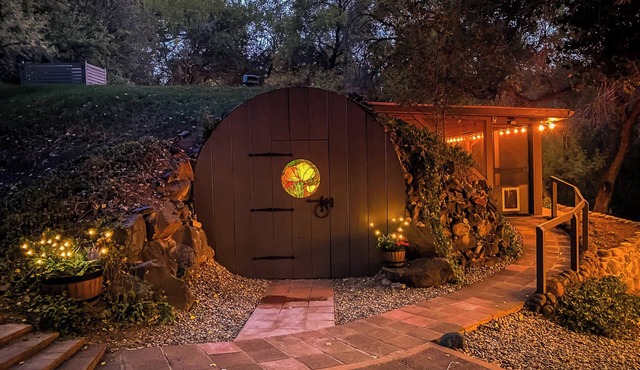 Myrinn- Enchanted Hobbit Hideaway, Hot Tub & Creek