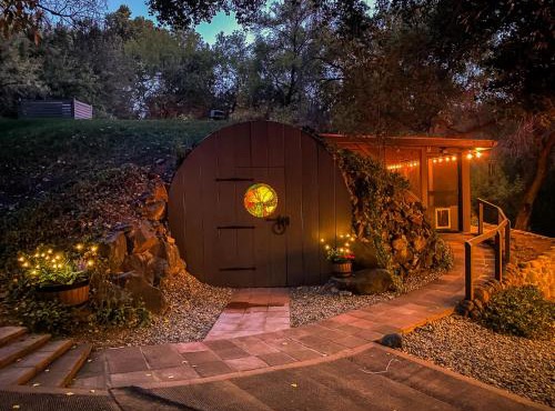 Myrinn-Hobbit Cottage on the Creek Storybook Stay