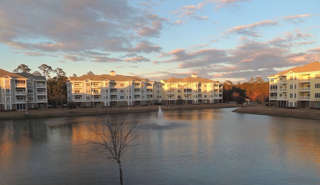 Myrtle Beach, SC, USA-Condo on golf course Only 1.5 Miles from Beach