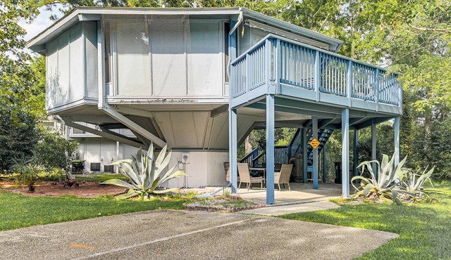 ‘Myrtle Beach Tree House' w/Deck ~ 7 Mi to Beach!