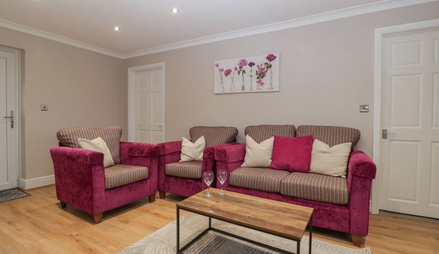 MYRTLE COTTAGE, family friendly, with a garden in St Brides-Super-Ely