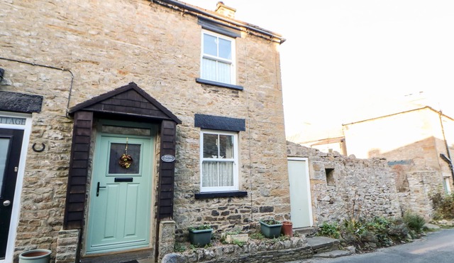MYRTLE COTTAGE, pet friendly, with open fire in West Witton