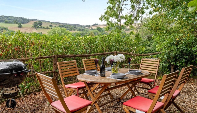 Myrtle Cottage - sleeps 4 guests in 2 bedrooms