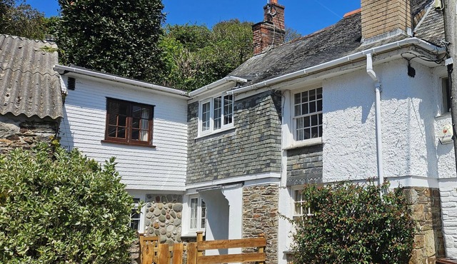 Myrtle Cottage - sleeps 4 guests in 2 bedrooms