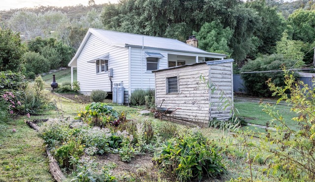 Myrtle Creek Cottage - Charming Country Cottage