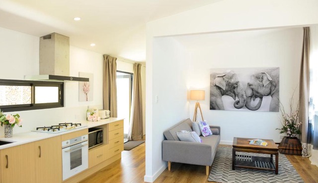 Myrtle Tree Lodge Trunks - stand alone lodge in the Heart of village