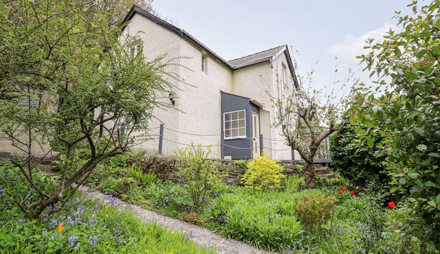 MYRTLE VILLA, pet friendly, character holiday cottage in Knighton