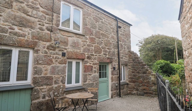 MYS HEDRA FARM, pet friendly, with pool in St Buryan