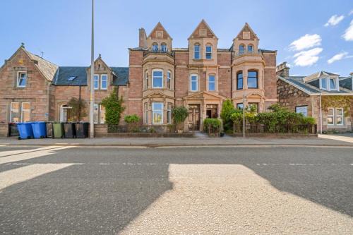 mySTAYINN Cedar Villa 9 Bedroom House - Inverness