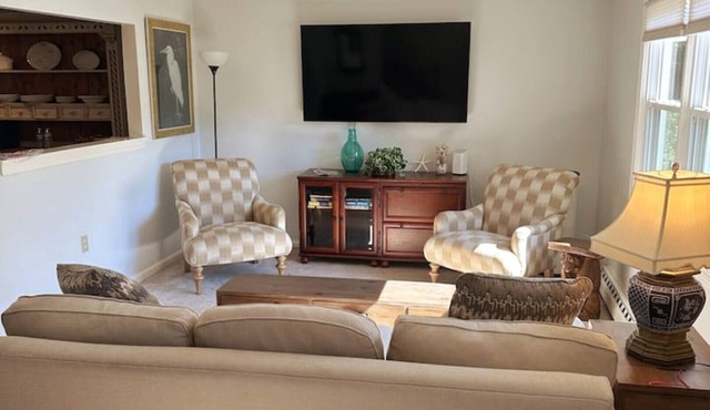 Mystic 2-bedroom townhome with deck in peaceful neighborhood- walk to downtown!