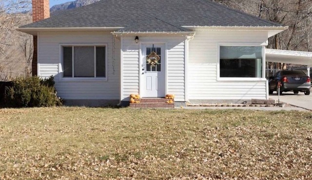 Mystic Manor Monroe 4 Bed Farm House- 10 min walk to Hot springs