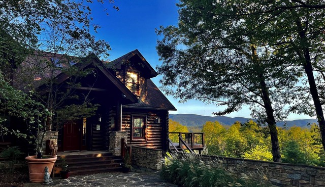 Mystic Pines log home in Shenandoah Valley with hot tub and spectacular views!