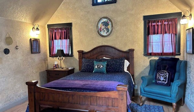 Mystic’s Cottage Queen Cabin Soaking Tub Wi-Fi AC