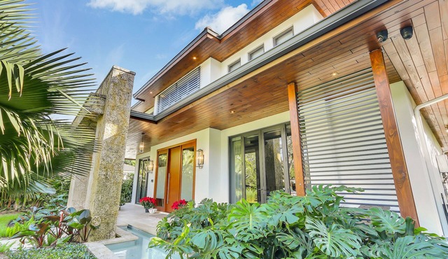 Mystique: Luxe Modern Villa, Pool, Hot Tub, Gym, & Wet Bar!