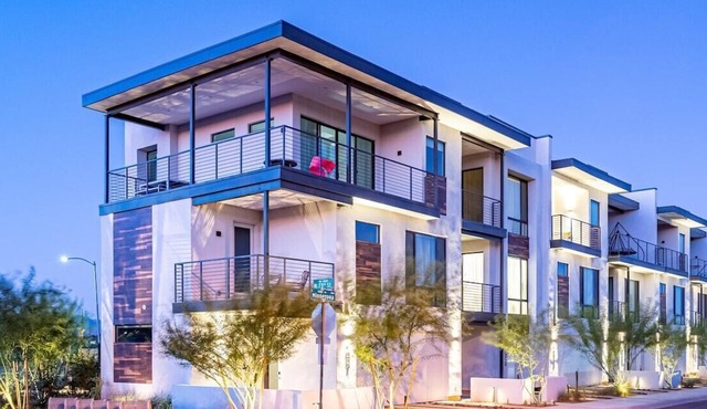 MZLUX Walk to Everything, Luxury Townhouse