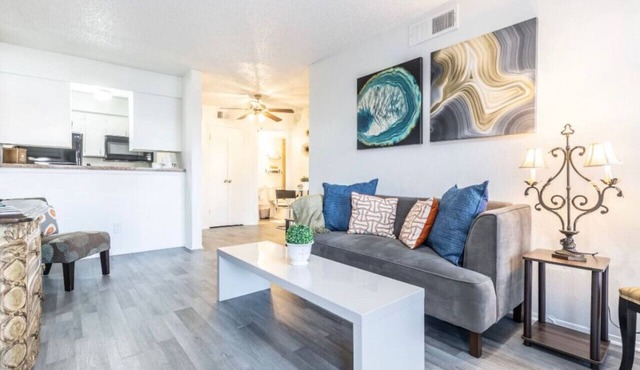 N. Dallas Updated 1 Bedroom Apartment