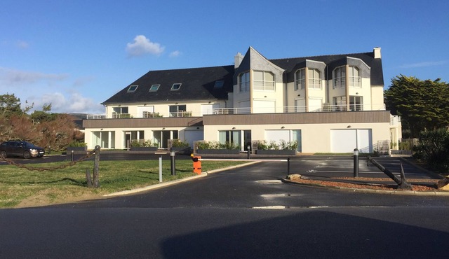 n ° 8 located on the seafront, SOUTH direct access to the beach