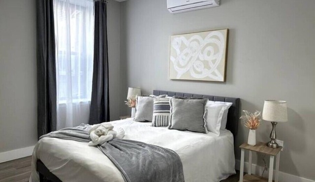 N E W Spacious Prime DT 1 Bedroom Apt w Office