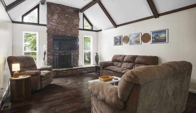 N. Jackson Home Sleeps 8 Near Union Univ. & I-40