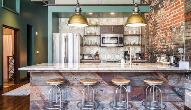 N. Lexington Ave 1 BD King/1 BA 566 SF + free parking