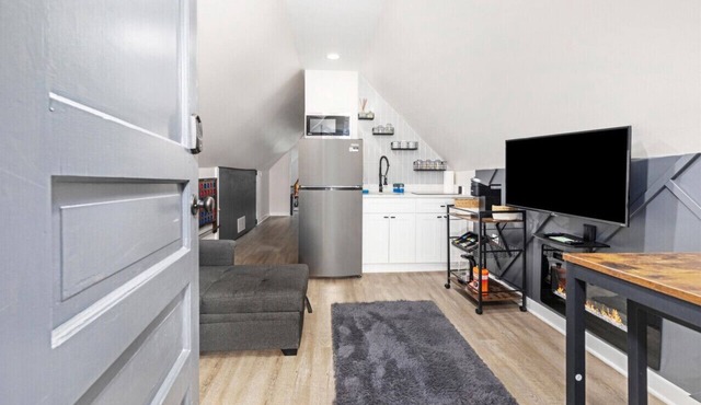 N Ridgeway · Logan Square Cozy Apartment - Games+Arcade - Patio