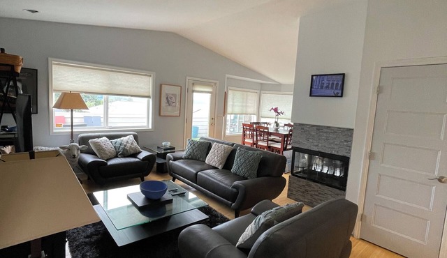 N TacomaPt Ruston 2bd. 2bath retreat w/EV charger, A/C & relaxing water views