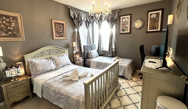 Nabor(8) lovely comfy suite with 2 beds quite safe with private bathroom