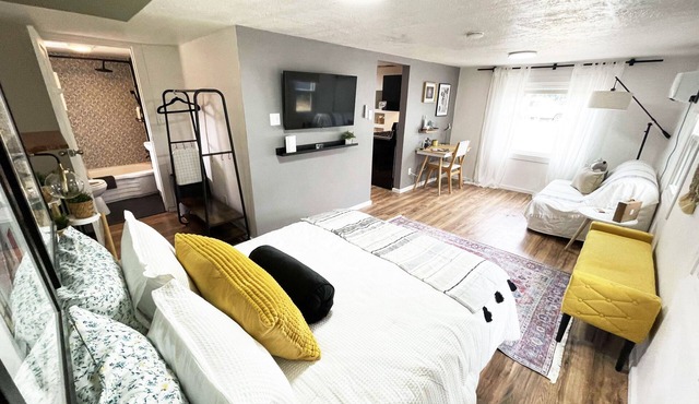 Nadia's Cozy Casita: Cute, Convenient & Pet-Friendly